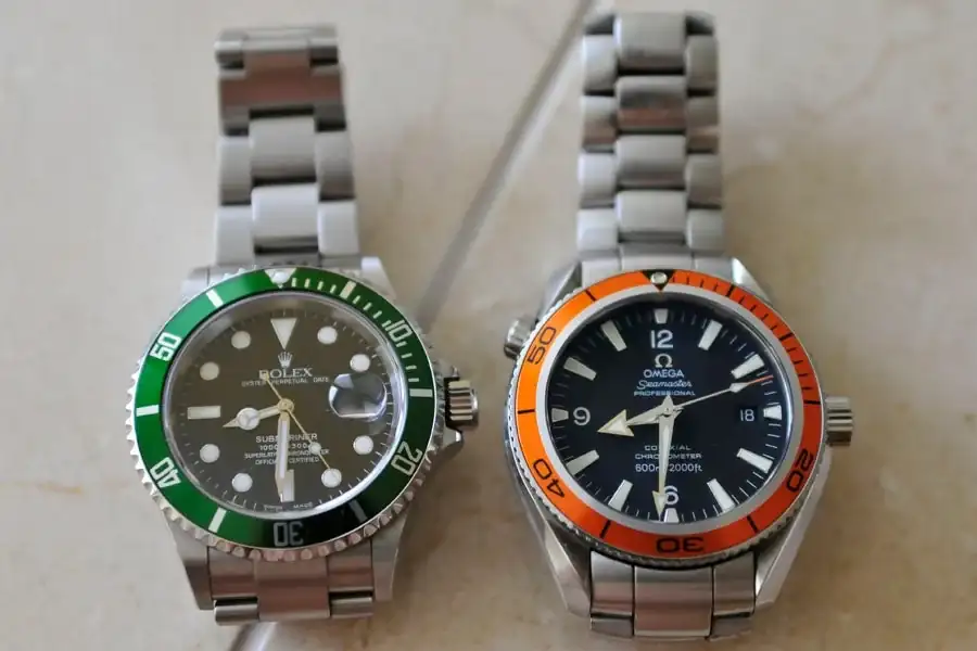 -orange-bezel-white-numbers-submariner-planetocean.webp