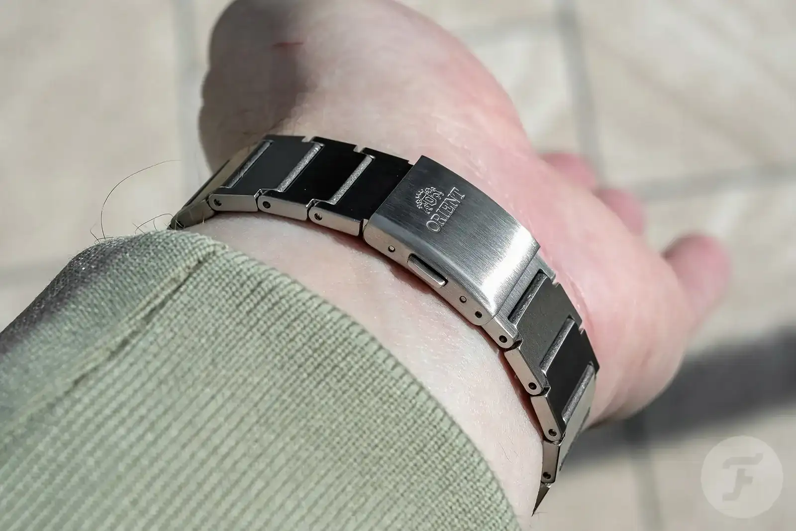 Orient-Flusso-Clasp-on-wrist.webp