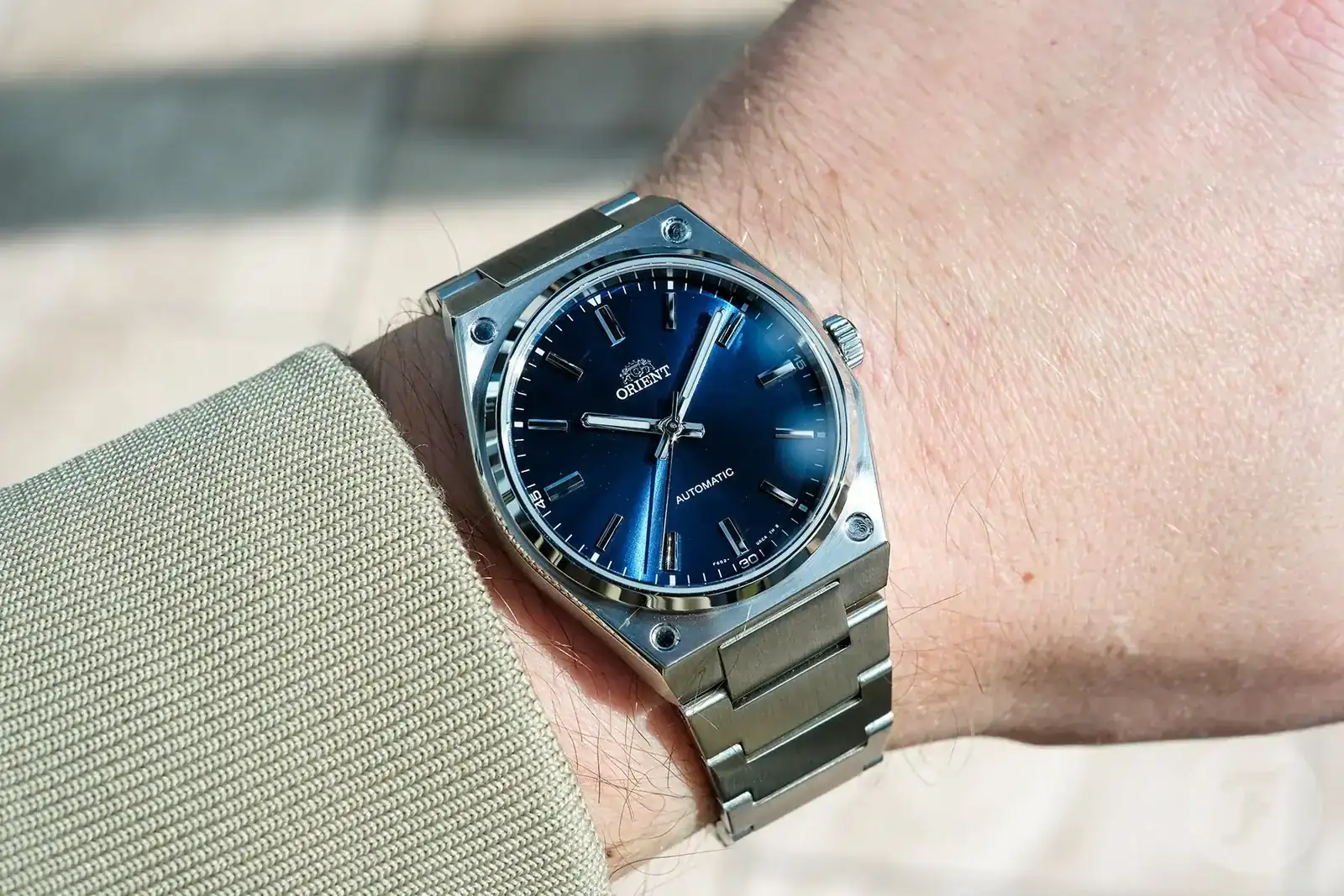 Orient-Flusso-Wrist-shot.webp