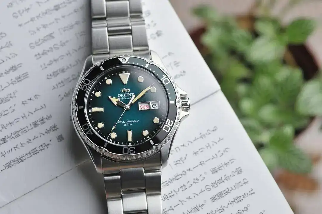 Orient-Kamasu-5-Horas-y-Minutos-1.webp