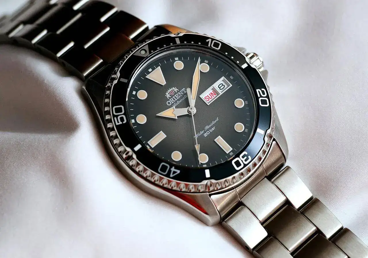 Orient-Kamasu-6-Horas-y-Minutos-1.webp