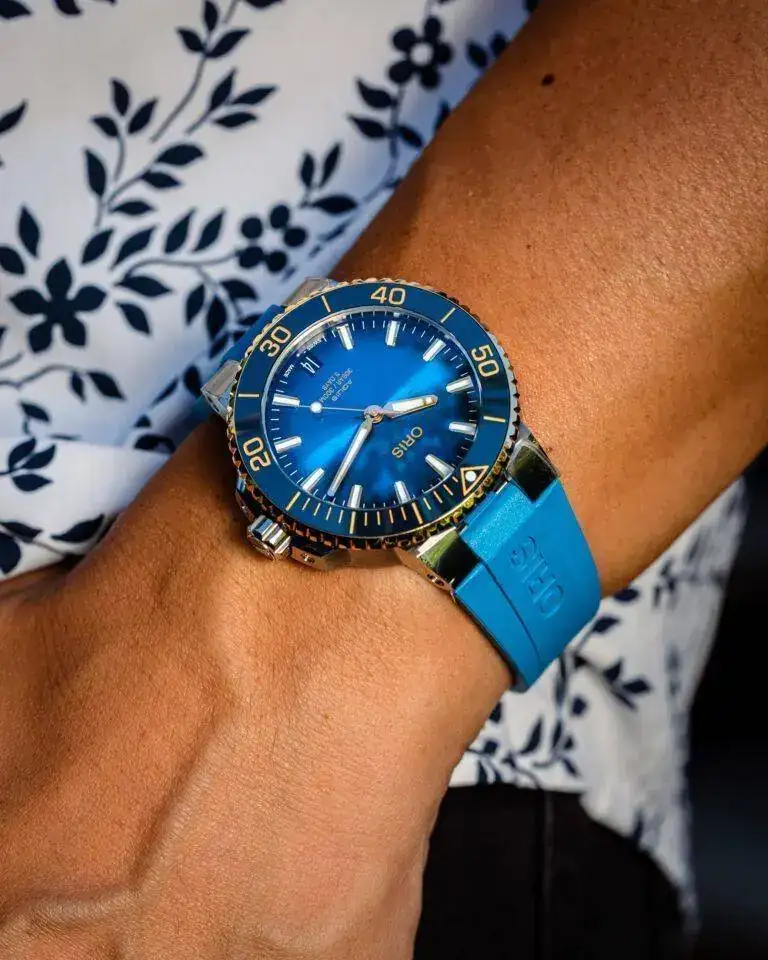 oris-aquis-date-bicolor-abtw-blue-2-768x960.jpg