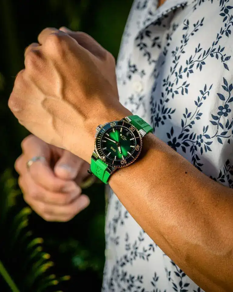 oris-aquis-date-bicolor-abtw-green-4-768x960.jpg