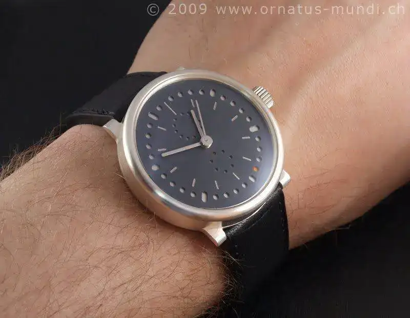 OuJ_Anno50_Wrist_1.webp