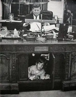 oval-office-desk-kennedy.webp