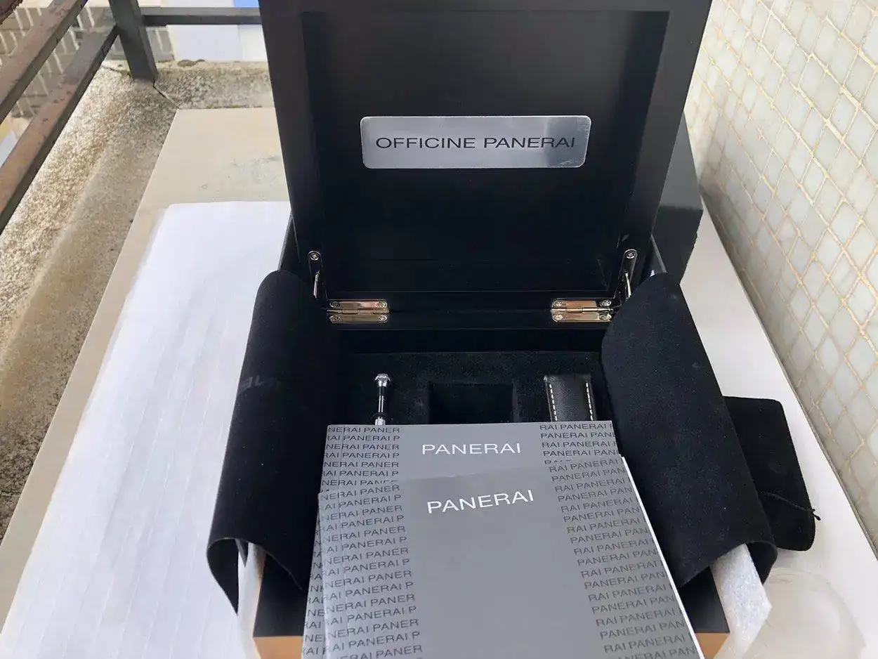 panerai-560-base-8-days-1250px-04.webp