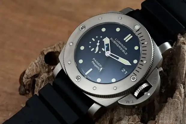 panerai-luminor-submersible-pam-371.webp