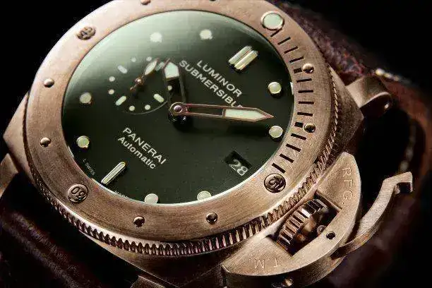 panerai-pam382-close.webp