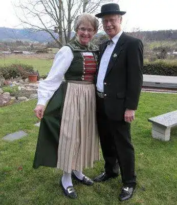 PAREJA-SUIZA.webp