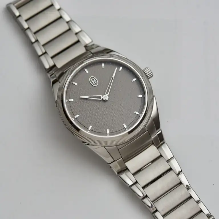 Parmigiani-Fleurier-Tonda-PF-Automatic-36mm-Silver-Sand-Dial-PFC804-1020001-100182-hands-on-3...webp