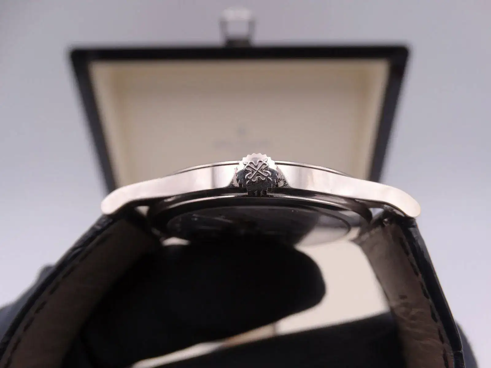 Patek Philippe Calatrava 08469.webp