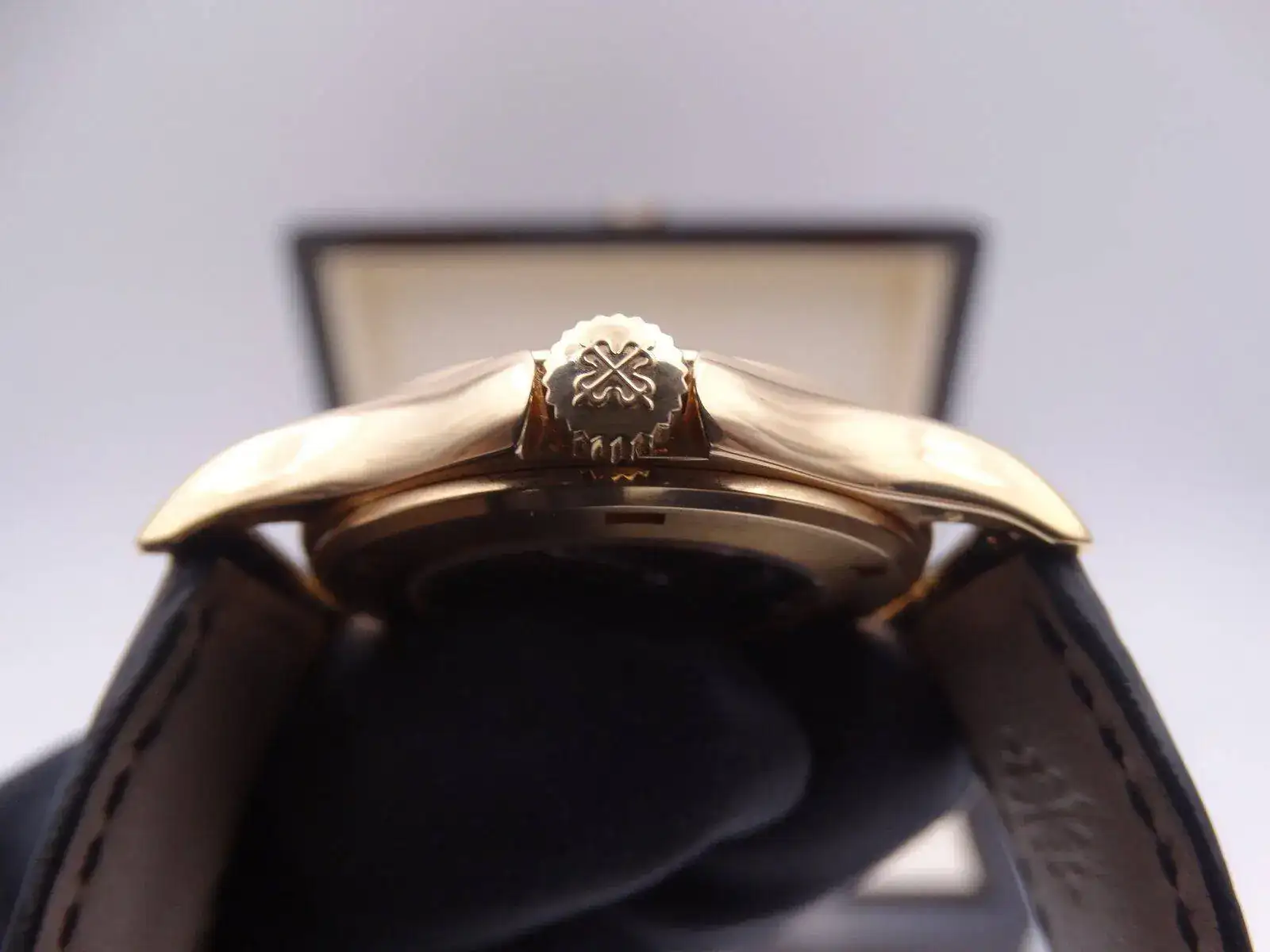 Patek Philippe Calatrava Travel Time Gold 06988.webp