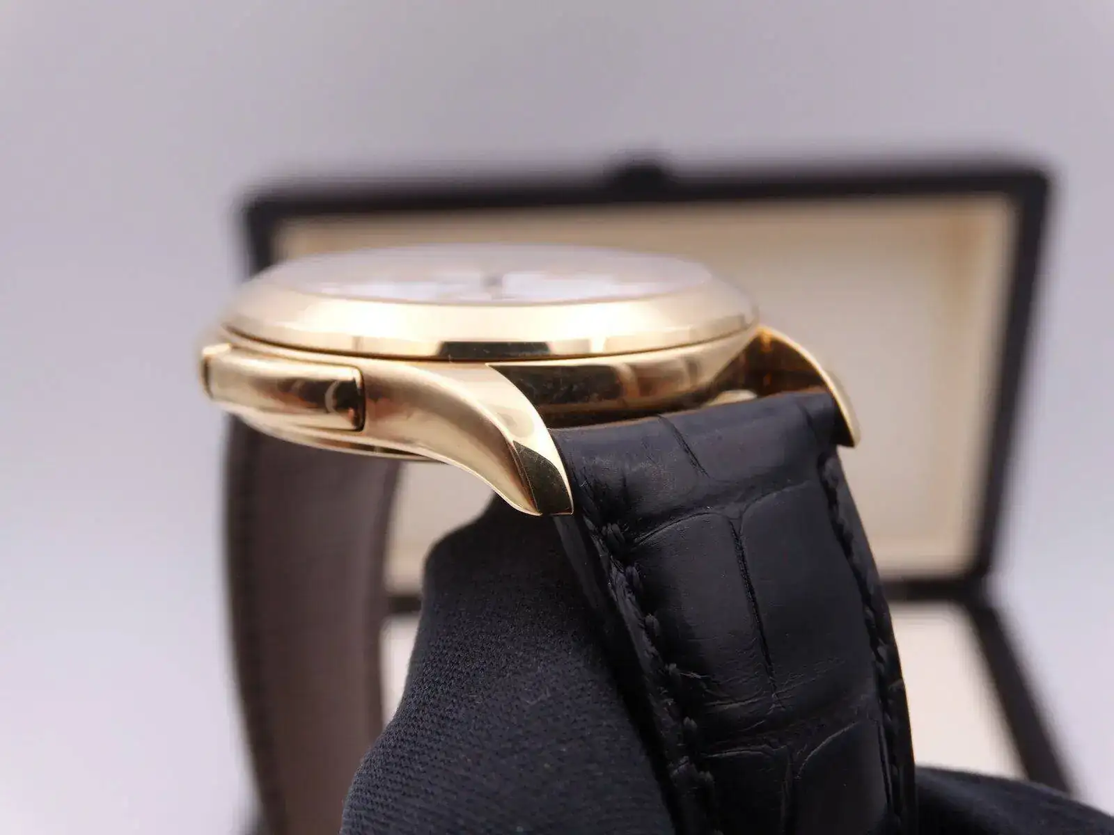 Patek Philippe Calatrava Travel Time Gold 06995.webp