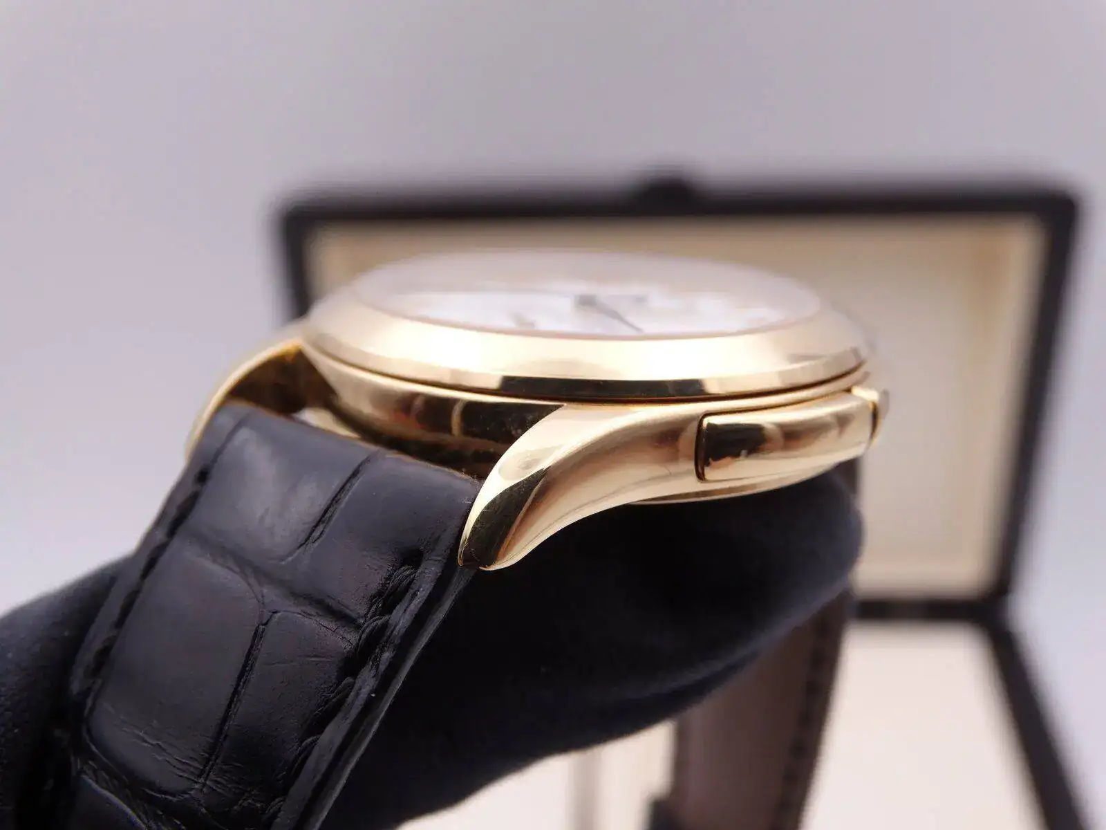 Patek Philippe Calatrava Travel Time Gold 06998.webp