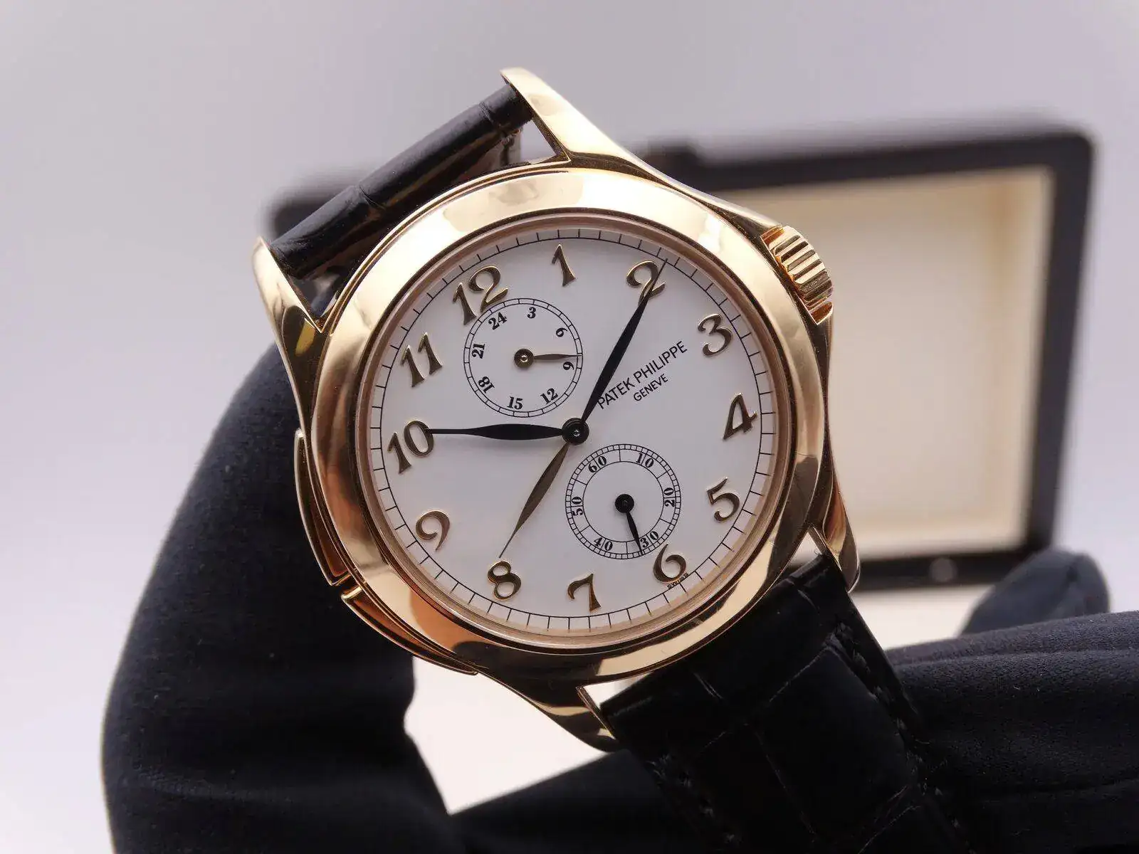 Patek Philippe Calatrava Travel Time Gold 07005.webp
