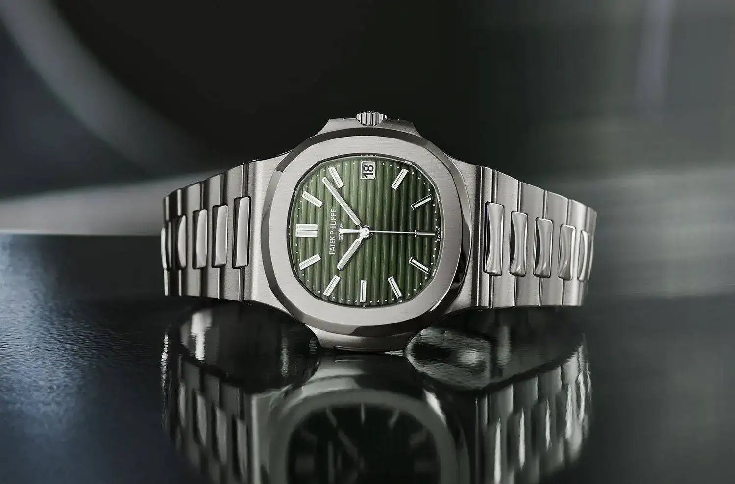 Patek-Philippe-Nautilus-5711-1A-2-Horas-y-Minutos.webp