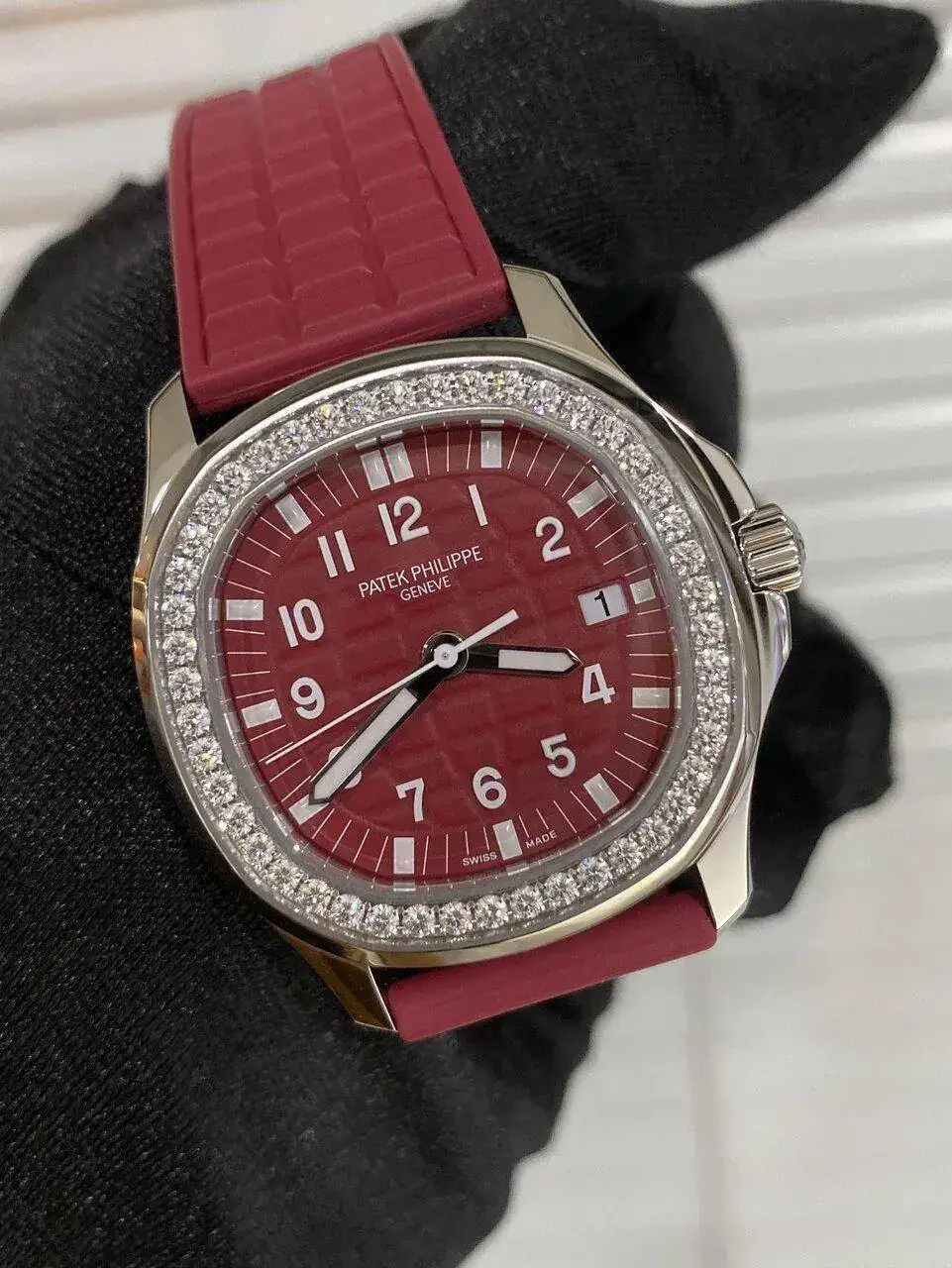 patek_philippe_aquanaut_5067a_racy_red_singapore_special_edition_1575733692_751d3d7d_progress...webp