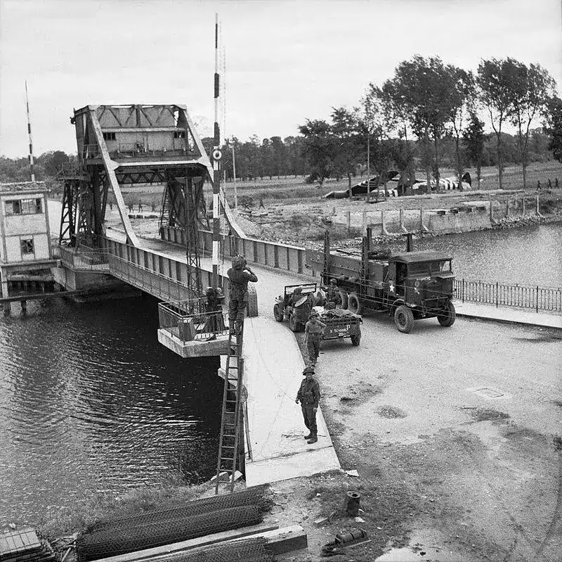 Pegasus_Bridge,_June_1944_B5288.webp