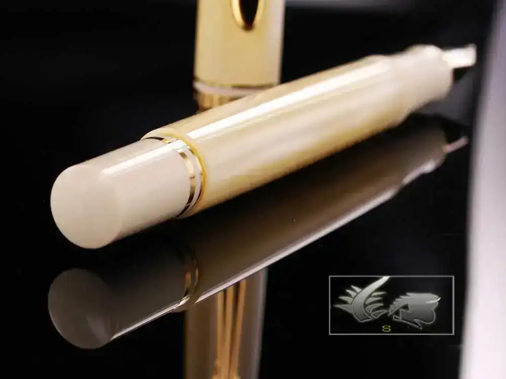 Pelikan-Souveran-M320-Pearl-Fountain-Pen--910547-3.webp