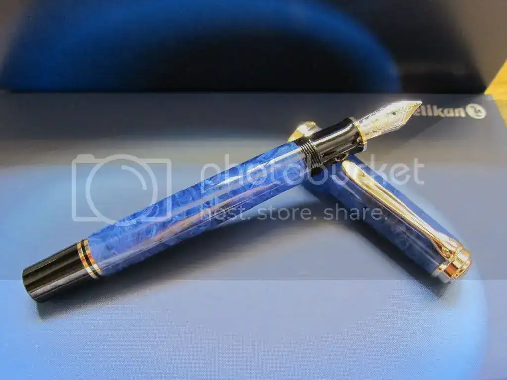 PelikanM800BlueoBlueFPOpened1.webp