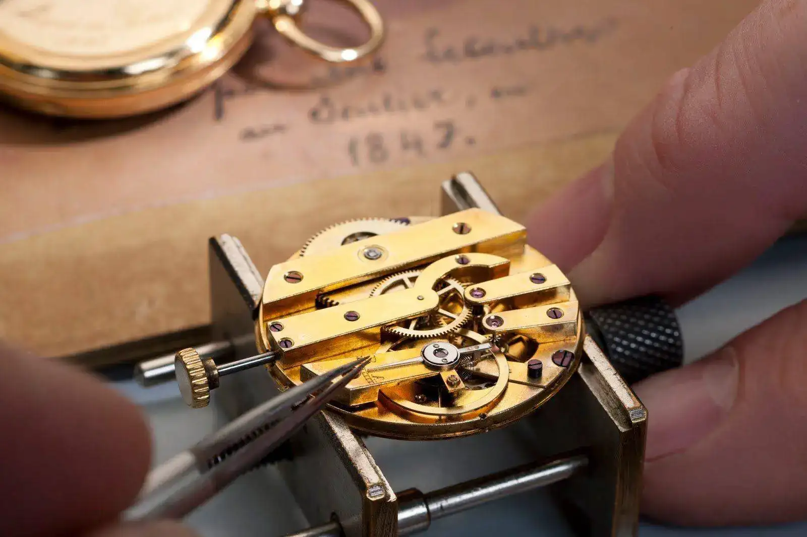 pendant_watch_restoration_eveline_perroud_4.webp