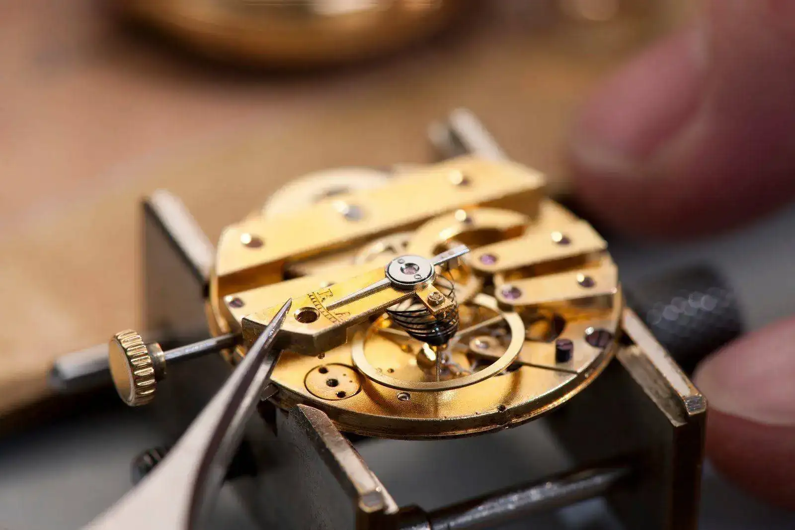 pendant_watch_restoration_eveline_perroud_5.webp