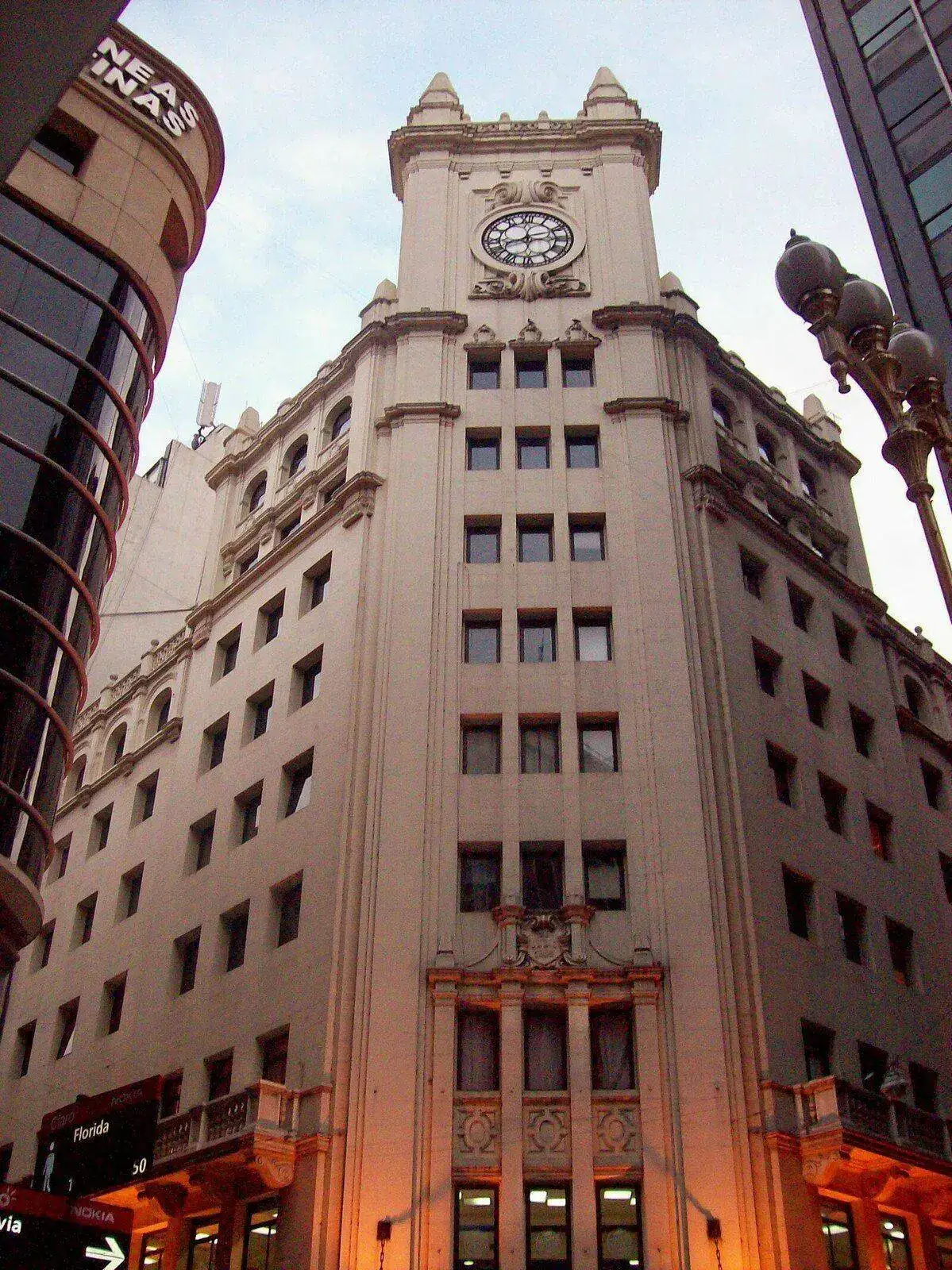 Per%C3%BA_y_Rivadavia_esq_SO.webp