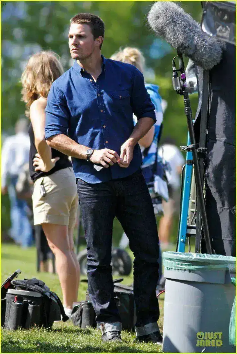 phen-amell-kiss-from-katie-cassidy-on-arrow-set-03.webp