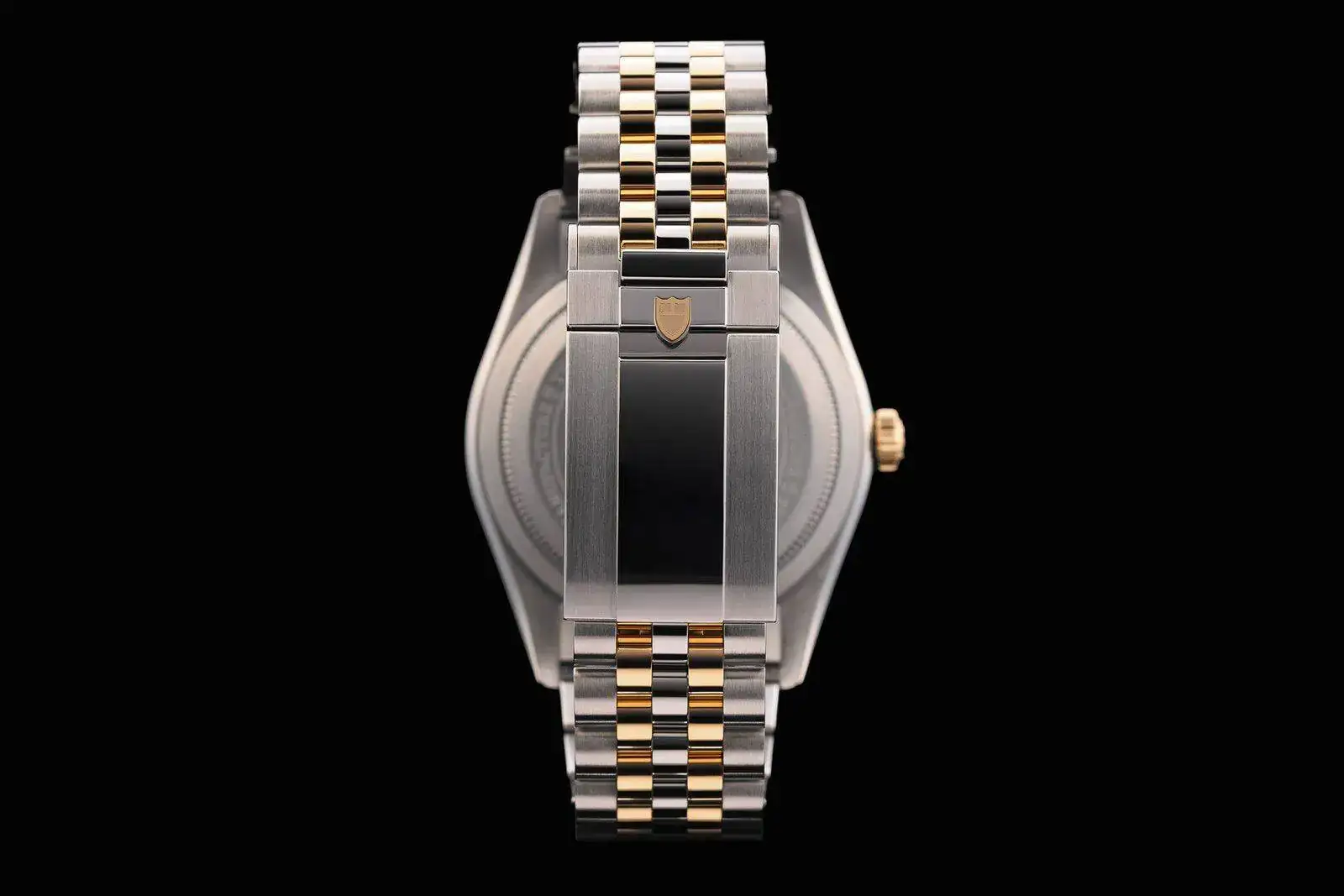 PICTURES-BLACK-BAY-31-36-39-41-S-G-Lifestyle-HR-TUDOR-2022-S38-0067-H_HR.jpg