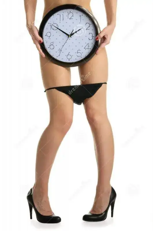 piernas-femeninas-con-las-bragas-desinfladas-y-el-reloj-redondo-19589637.webp