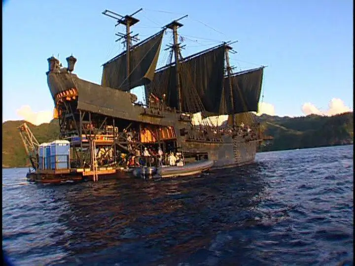 pirates_of_the_caribbean_the_black_pearl_barge.webp