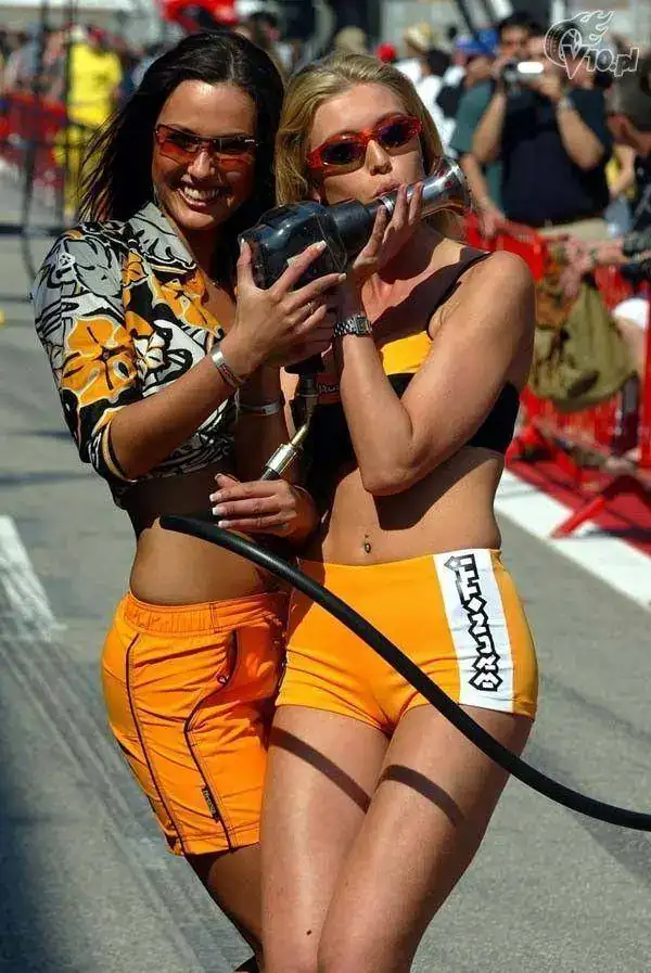 pitbabes_laski_samochody_f1_27.webp