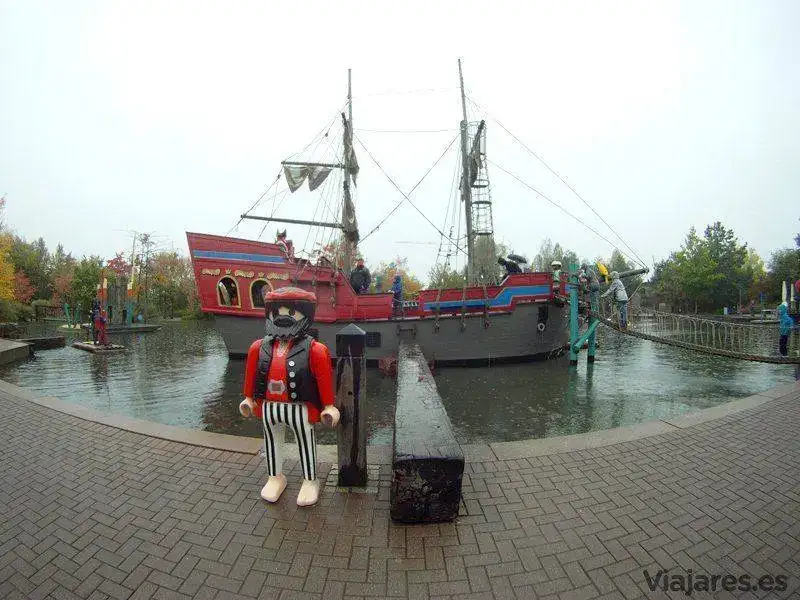 playmobil-fun-park-alemania-barco-pirata-pasarela.webp