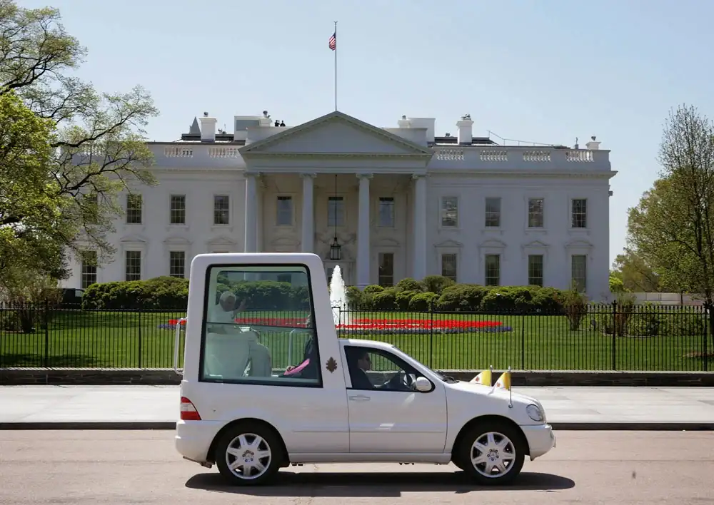 Popemobile_passes_the_White_House.webp