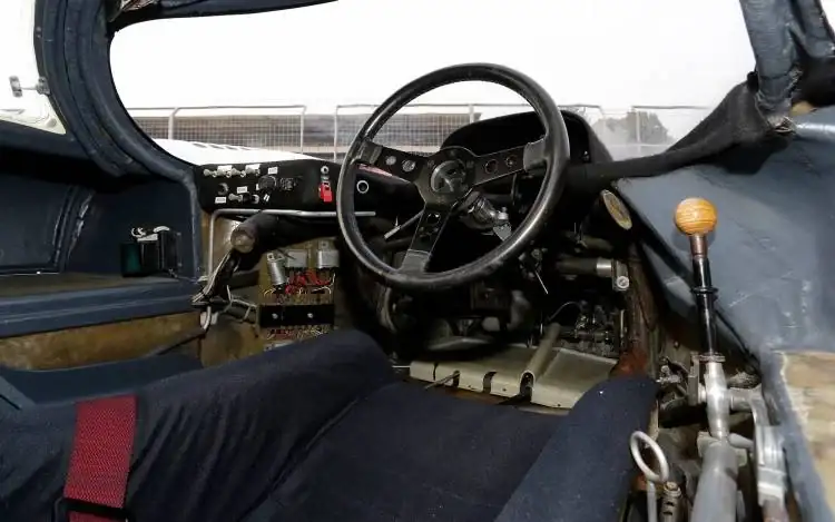 porsche-917-palanca-cambios-madera_750x.webp