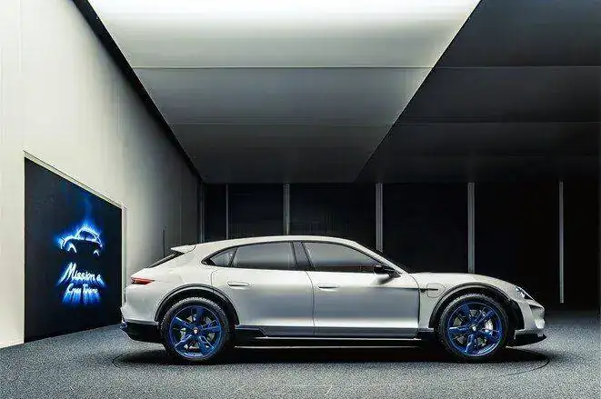 Porsche-Mission-E-Cross-Turismo-concept-side.webp