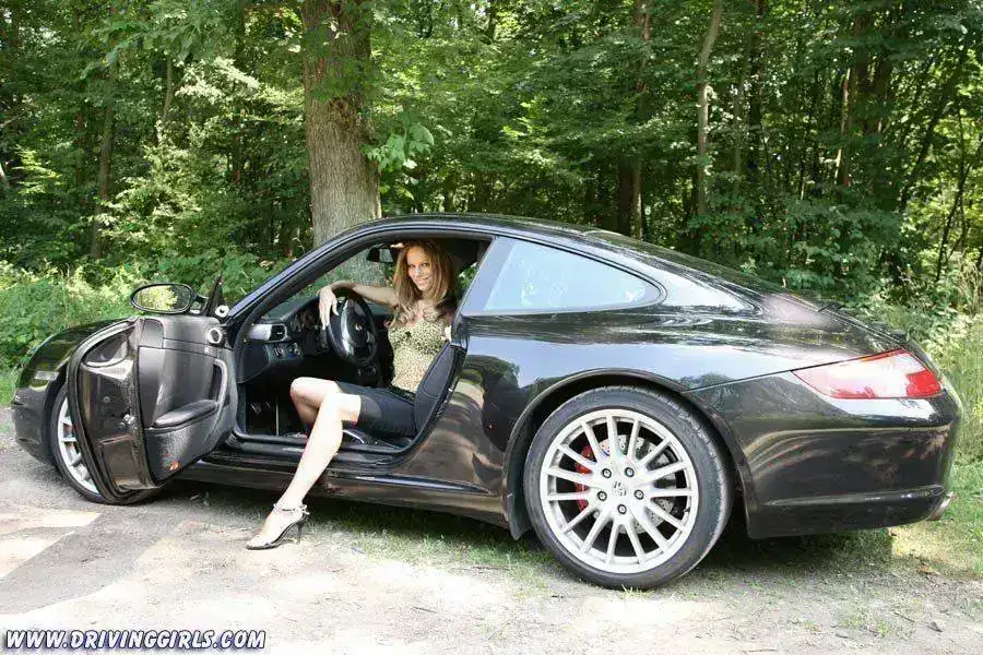 porsche_911_carrera_s_girl_racing_revving_011.webp
