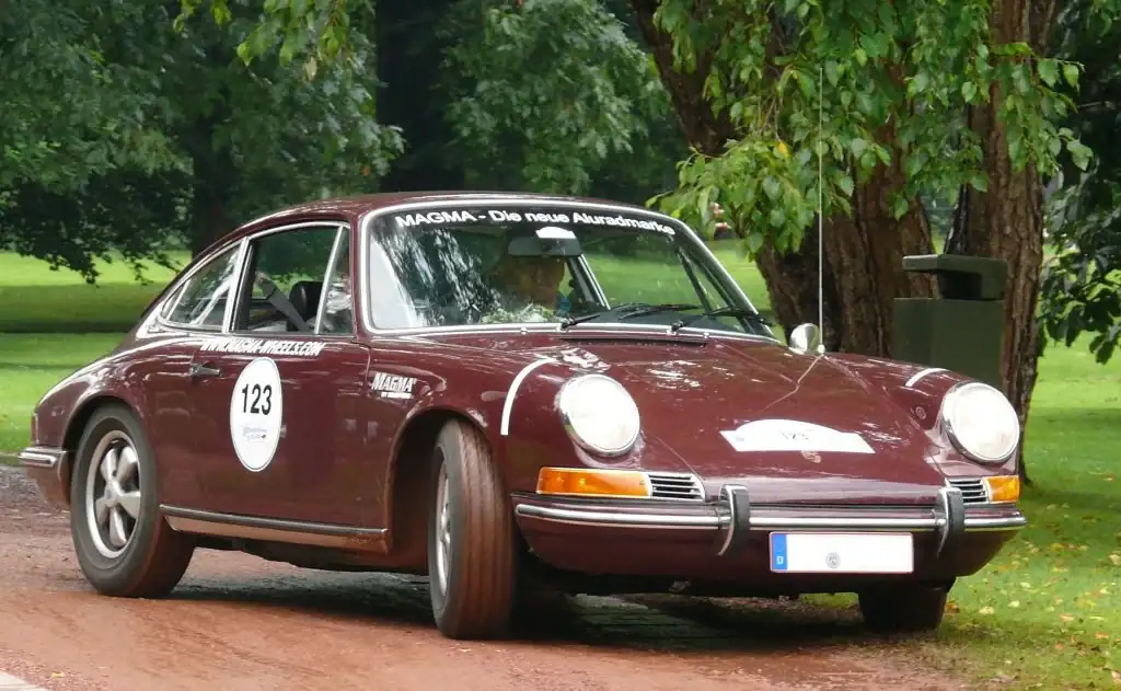 Porsche_912_Coup%C3%A9_B_vr.webp