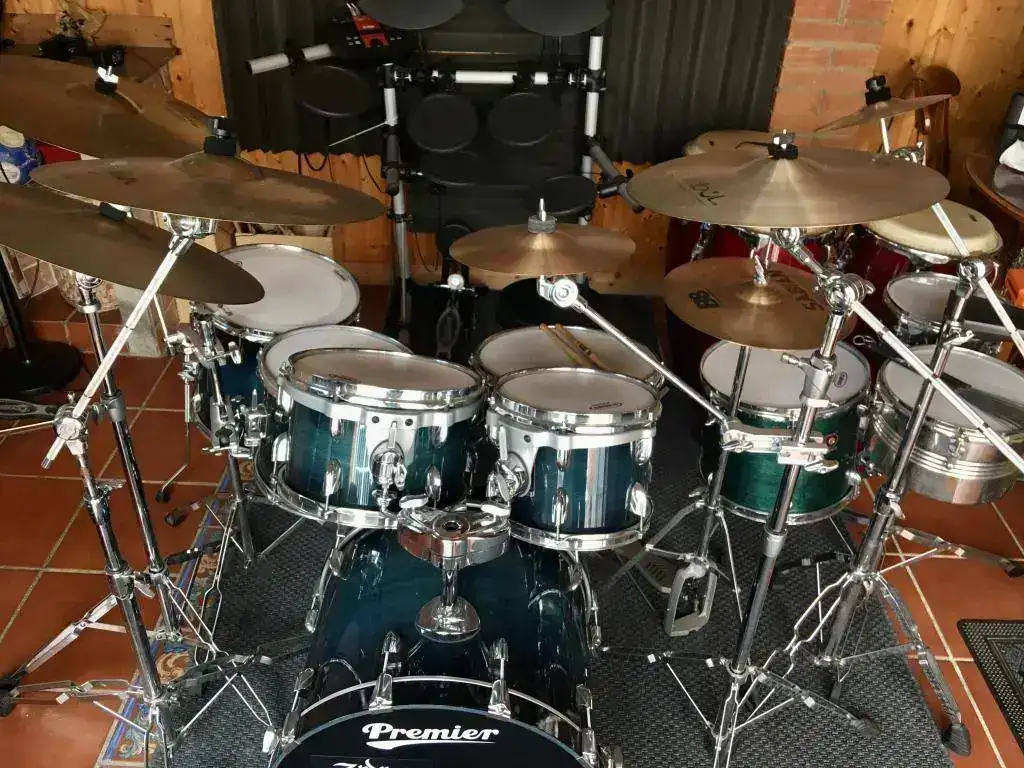 Mi batería Premier al completo - Esta es mi batería al completo a la que le ido incorporando nuevos elementos poco a poco. Me gusta poder tener recursos sonoros cuando estoy interpretando un tema.