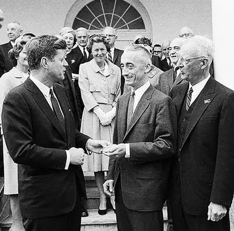 President-Kennedy-Jacques-Cousteau.webp