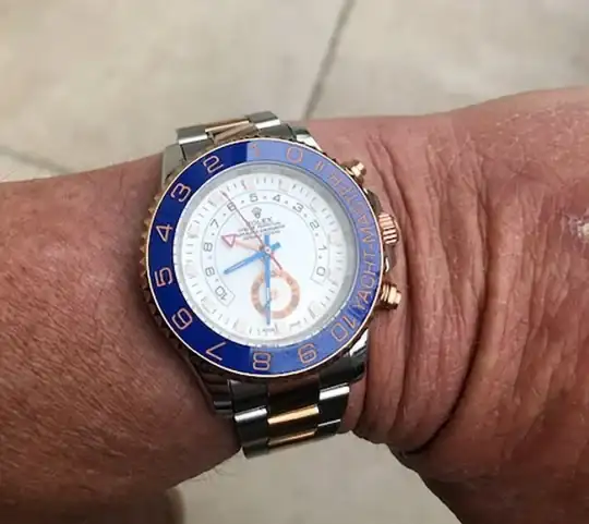 El Rolex de Alan Bruce que fue robado Se teme que dos mujeres apodadas los 'Destripadores de Rolex' roban relojes caros de las muñecas de hombres mayores adinerados que hayan golpeado al menos 14 veces en áreas prósperas.  Se cree que el dúo está detrás de una serie de robos idénticos, varios de los cuales han ocurrido en los estacionamientos de exclusivos clubes de golf.  En la gran mayoría de los casos, las víctimas han sido hombres de 70 años atrapados solos por las mujeres.  BNPS.co.uk (01202 558833) Foto: Alan Bruce / BNPS Fecha de toma: 29/07/2021'Destripadores de Rolex' roban relojes caros de las muñecas de hombres mayores adinerados que hayan golpeado al menos 14 veces en áreas prósperas.  Se cree que el dúo está detrás de una serie de robos idénticos, varios de los cuales han ocurrido en los estacionamientos de exclusivos clubes de golf.  En la gran mayoría de los casos, las víctimas han sido hombres de 70 años atrapados solos por las mujeres.  BNPS.co.uk (01202 558833) Foto: Alan Bruce / BNPS Fecha de toma: 29/07/2021