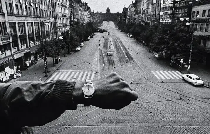 primavera-di-praga-josef-koudelka.webp