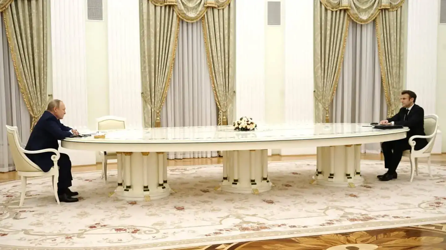putin-macron-mesa-larga-1440x808.webp