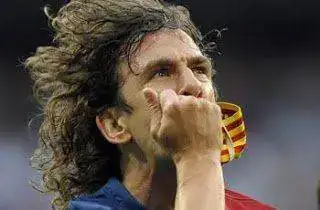 puyol-besa-brazalete-rf_3817.webp