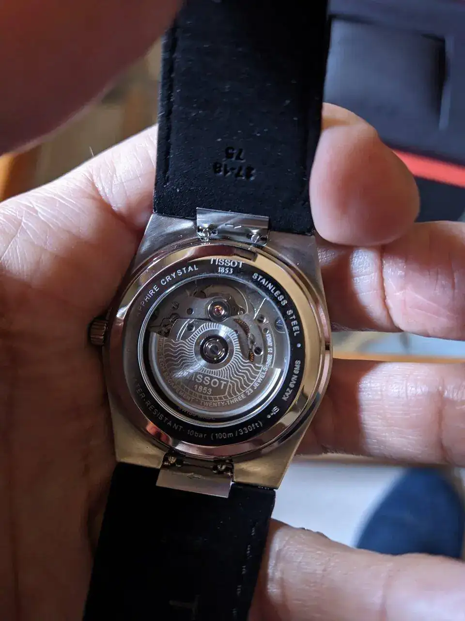 Primer reloj mecánico sale