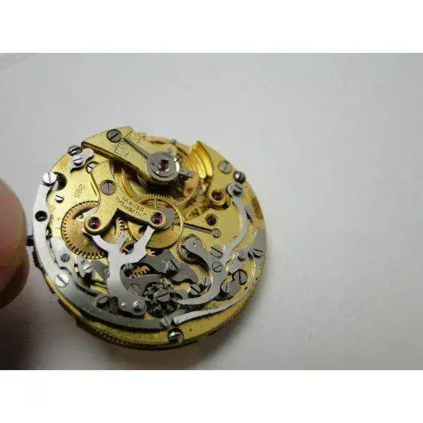rare-swiss-universal-geneve-cal-285-movement-and-hands2.webp
