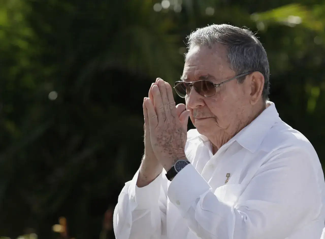 RAUL-CASTRO-REZA.webp