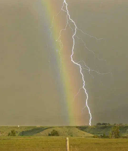 Rayo y arcoiris.webp