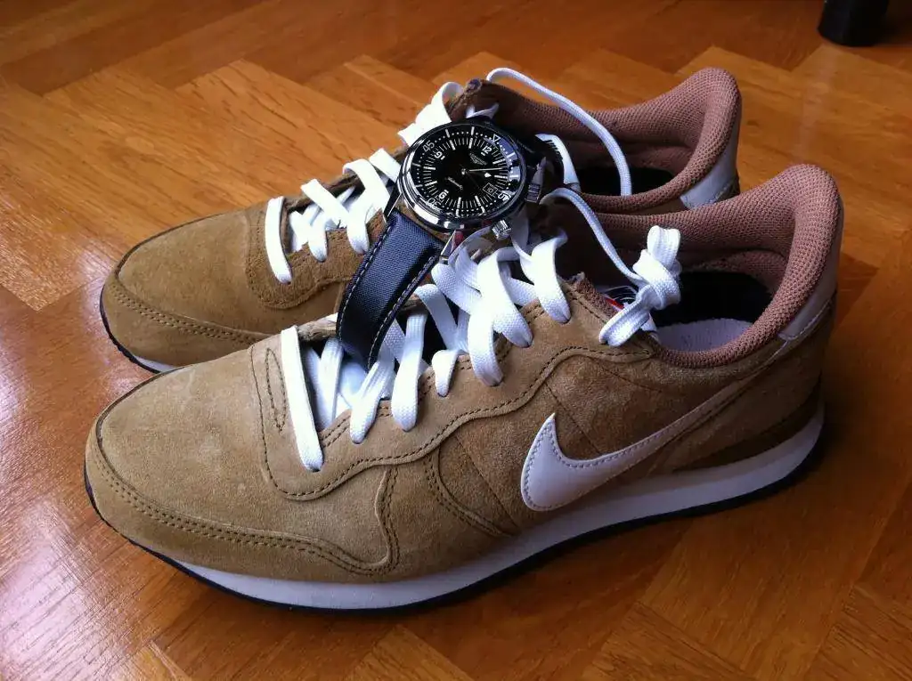 RE ZAPATILLAS Y RELOJES.webp