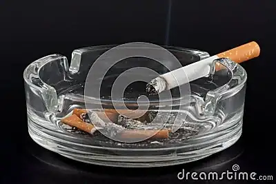 reamstime.com%2Fx%2Fcigarrillo-y-cenicero-14768401.webp